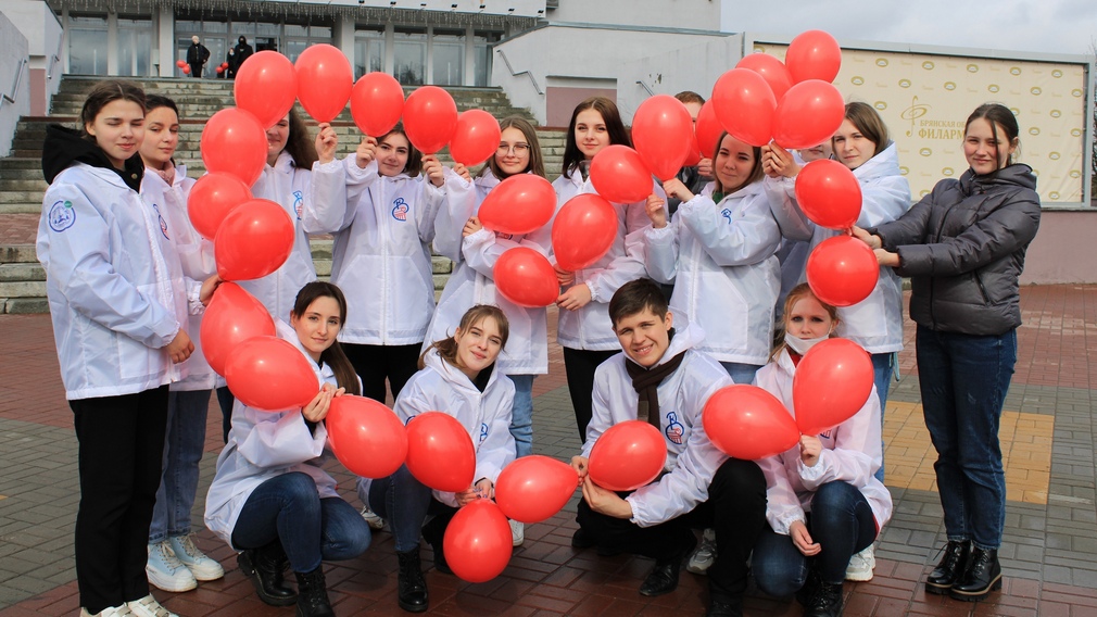 В Брянске волонтеры культуры провели флэшмоб «Спасибо медикам»!