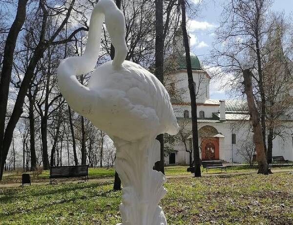 В городском парке Трубчевска появилась скульптура белого фламинго