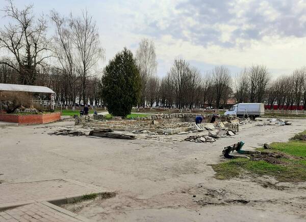 В Бежице в Пролетарском сквере сооружают новый фонтан