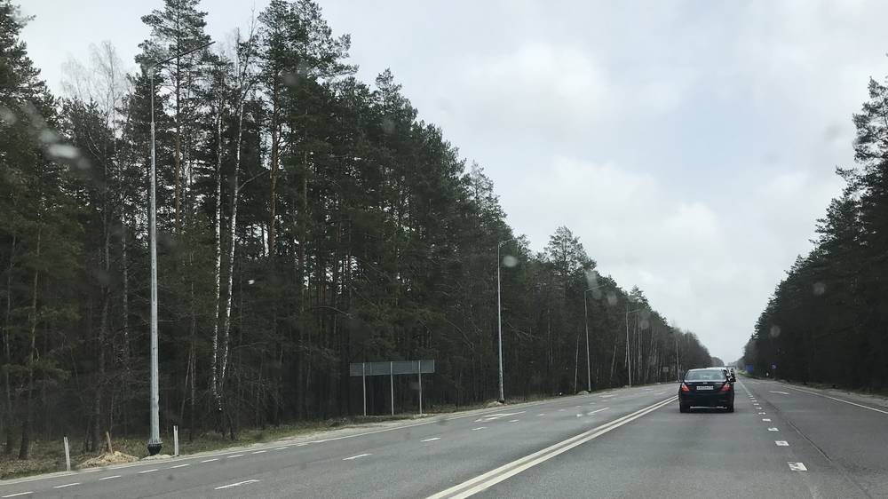 На автотрассе под Брянском появились опоры для фонарей