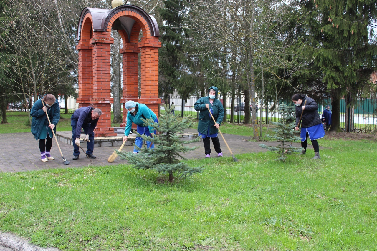 Сотрудники Карачевской ЦРБ облагораживали Памятную часовню-звонницу