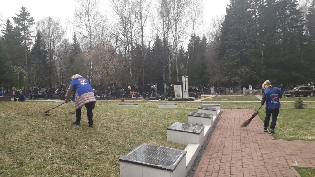 субботник по уборке воинских захоронений в Брянской области проходит