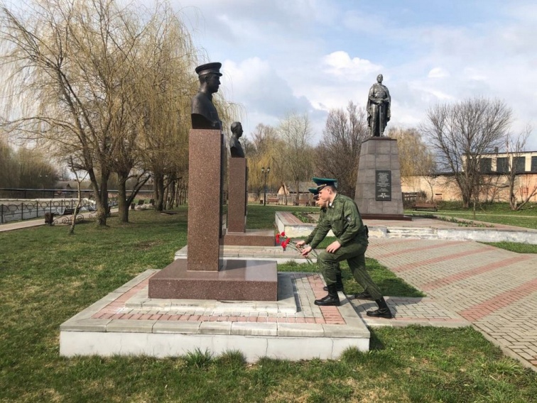 Брянские пограничники цветы к бюсту Героя Советского Союза А.В.Спекову возложили