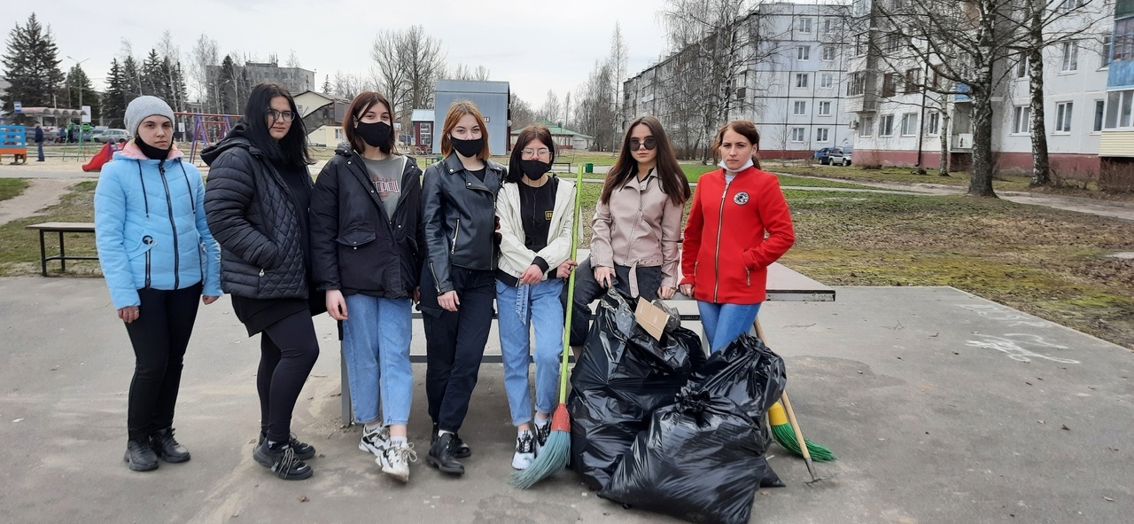 Карачевские студенты навели порядок на детской площадке