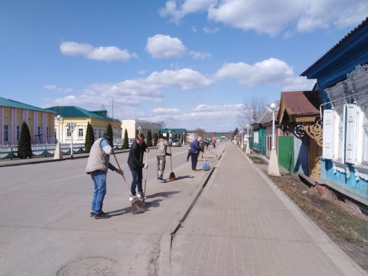 В Брянской области полным ходом идет работа по уборке территорий населенных пунктов