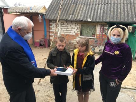 Николай Стародубцев подарил планшет многодетной семье из Новозыбкова