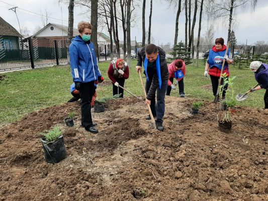 Партия «Единая Россия» проводит Всероссийский субботник по благоустройству мемориальных мест