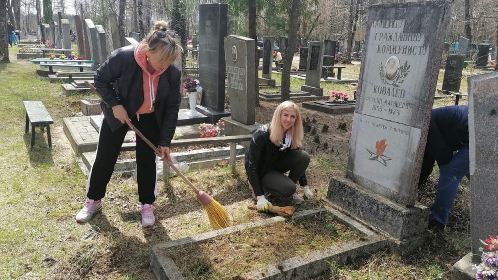 Сотрудники Клинцовского КЦСОН навели порядок на захоронениях воинов