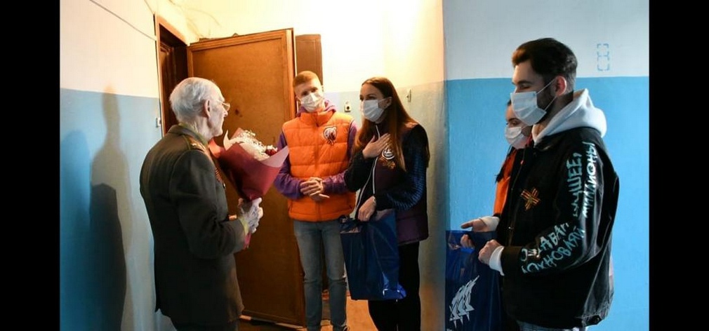 Волонтеры Брянщины поздравили ветерана Великой Отечественной войны с Днем Победы