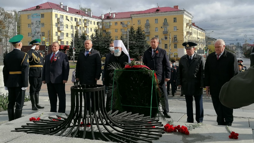 К Вечному огню в Брянске возложили цветы