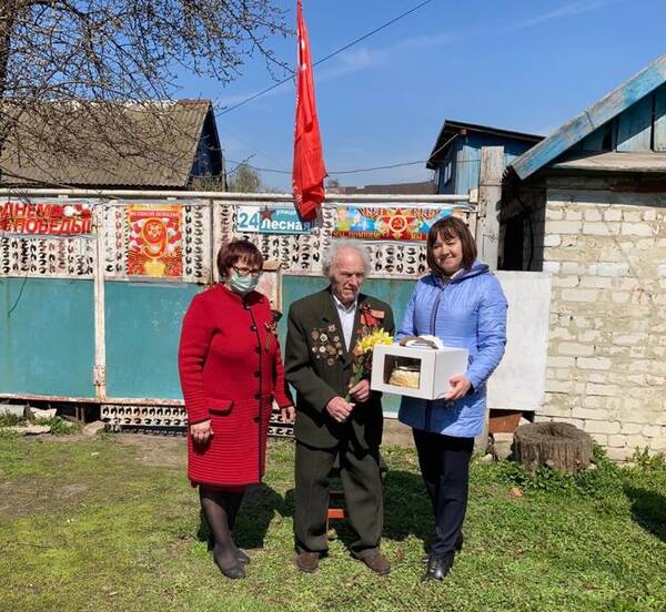 Комаричскому ветерану накануне Дня Победы вручили сладкий подарок