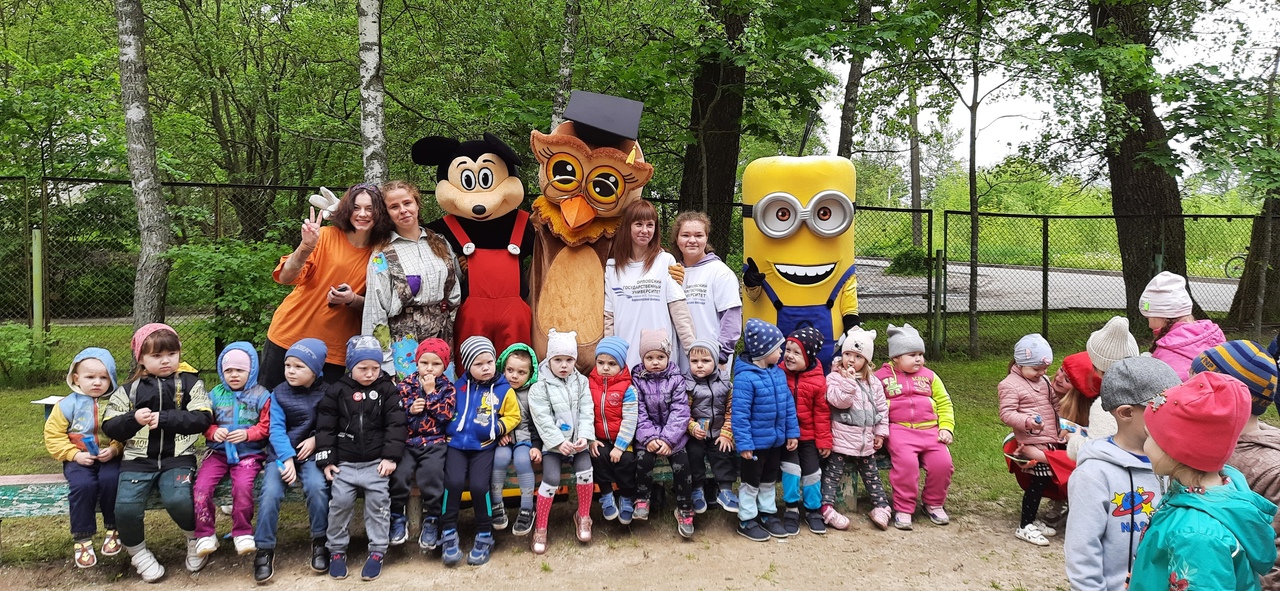 Студенты дарят радость детям