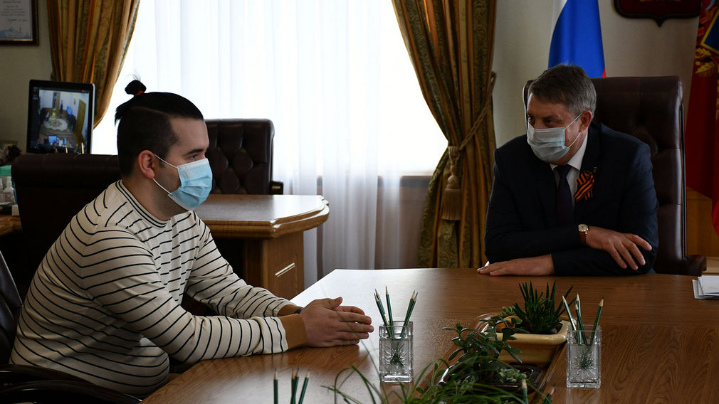 Губернатор Александр Богомаз встретился с гроссмейстером Яном Непомнящим