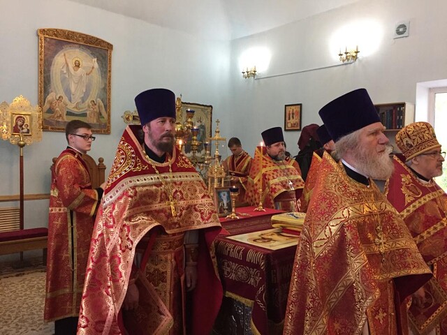 Благочинный Карачевского церковного округа сослужил Правящему Архиерею по случаю 30-летия Казанского храма п. Навля