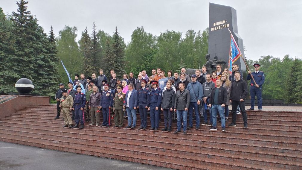 В Брянске возложили цветы к памятнику воинов-водителей