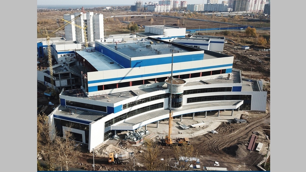 Александр Богомаз проверил строительство Дворца единоборств