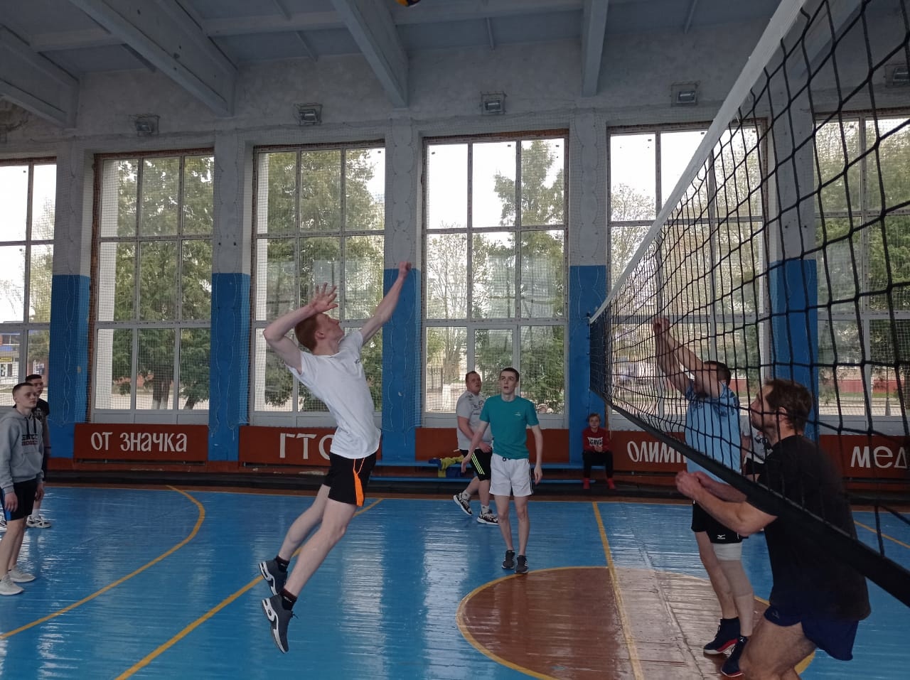 В Карачеве завершились соревнования по волейболу