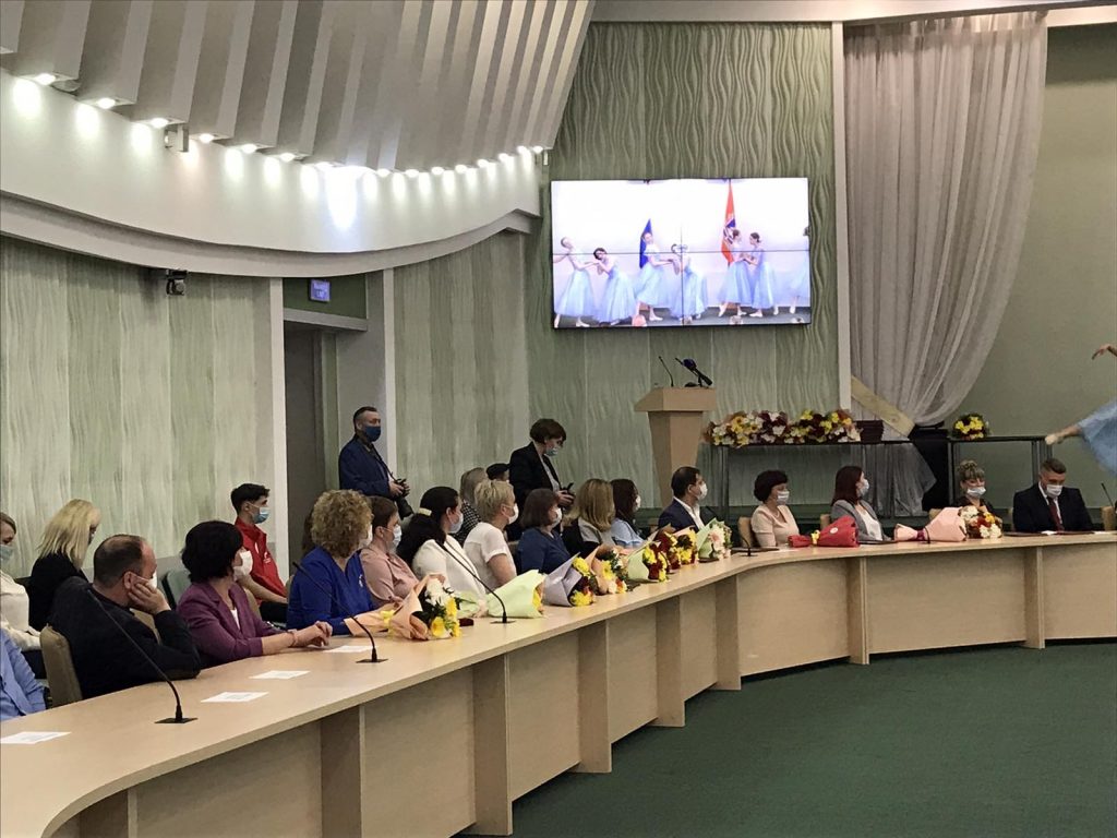 В Брянске наградили 60 медиков, работавших в «красной зоне»