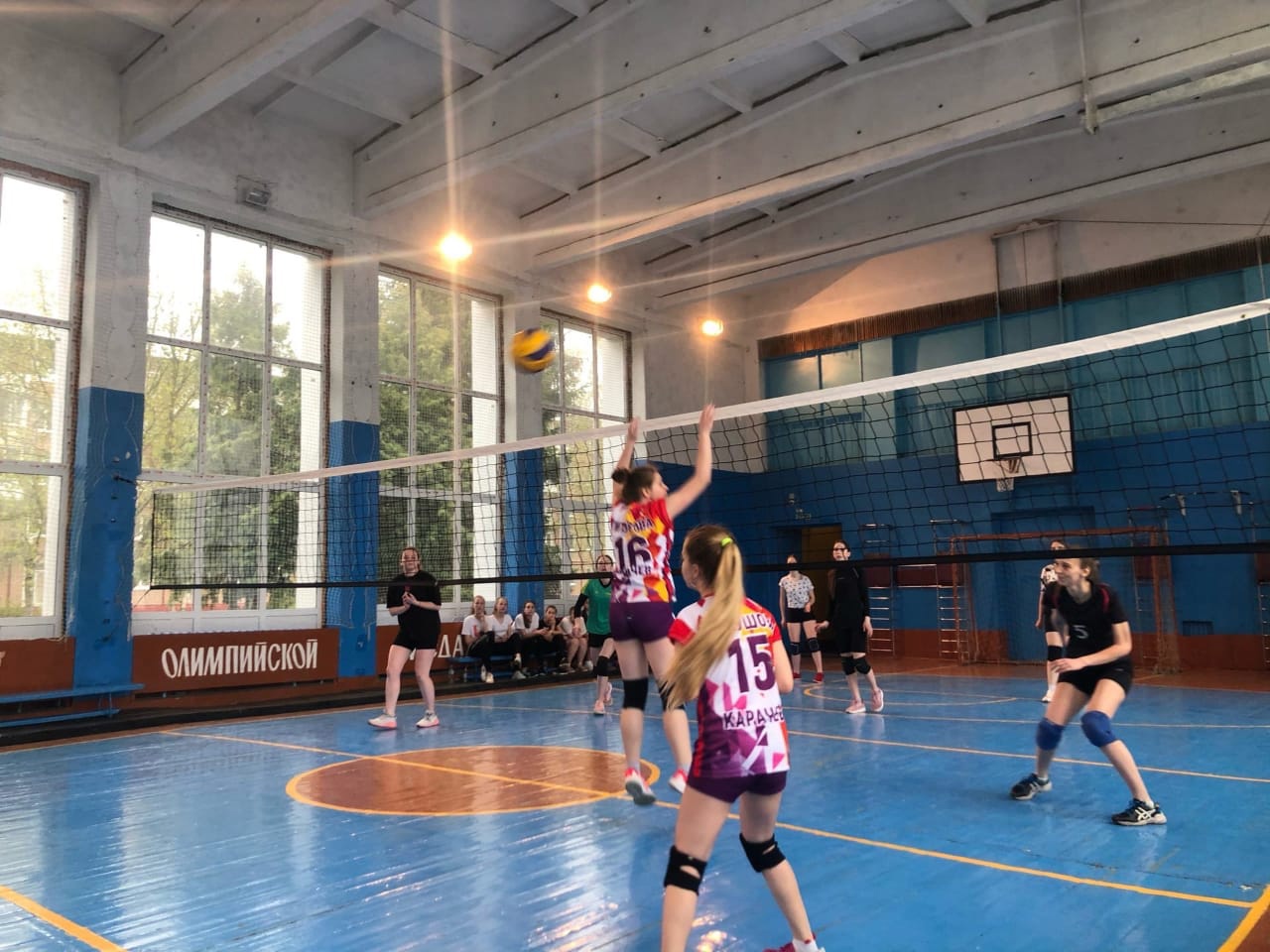 В Карачеве 8 мая прошли соревнования по волейболу среди спортсменок ДЮСШ