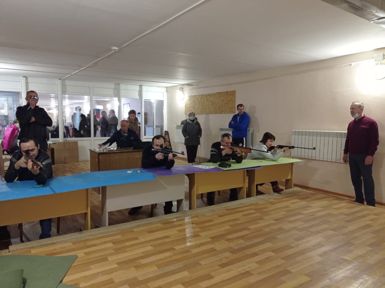 Трудящиеся Карачева в канун Дня Победы соревновались в стрельбе из пневмовинтовки