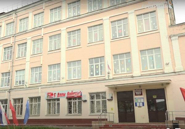 В Брянске школы ко Дню Победы украсили