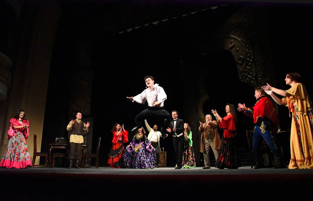 В Брянском драмтеатре в мае пройдет 12 спектаклей фестиваля «Мы любим наш театр!»