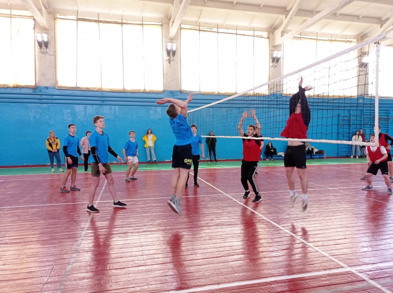 Команда карачевской школы им.С.М.Кирова победила в соревнованиях по волейболу