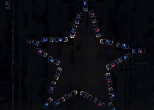 Сотрудники УГИБДД по Брянской области из автомобилей построили светящуюся звезду Победы