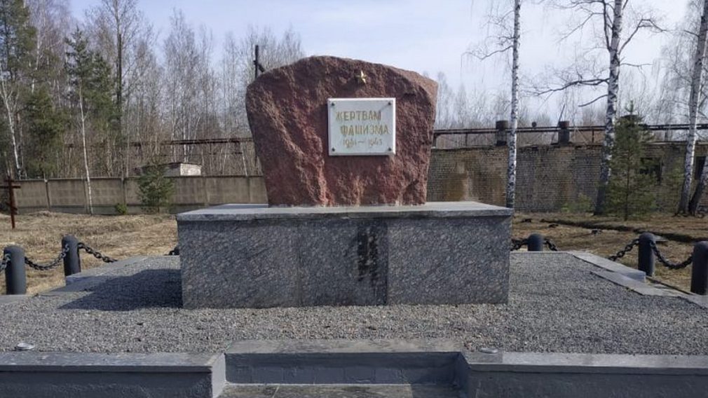 Студенты брянского техникума благоустроили территорию Братской могилы «Жертвам фашизма»