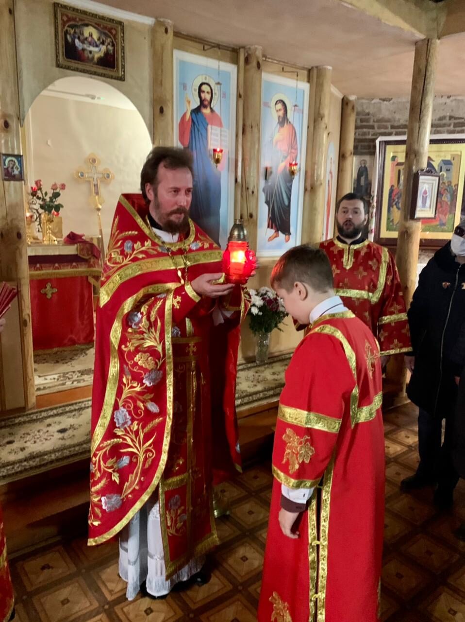 В храмы Карачевского благочиния был принесен Благодатный огонь