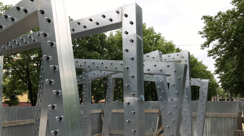 В Брянске завершается установка 6-ти световых арок в сквере Игната Фокина