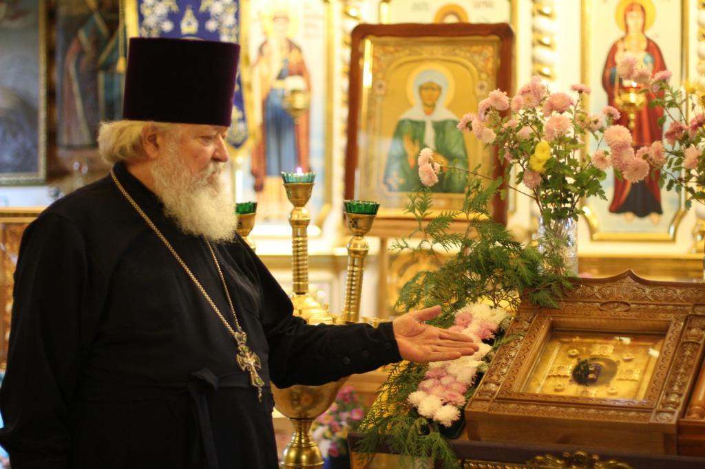 Брянский храм обрел уникальную икону с мощами