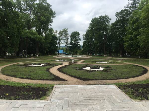 В Локотском парке Романовых обустроили клумбы