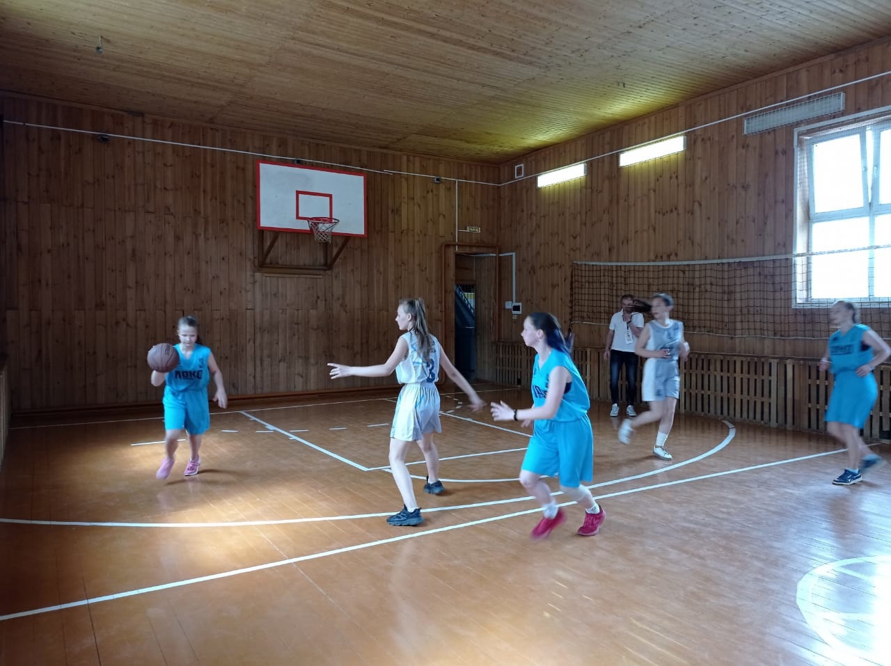 В Карачеве к Дню России прошел баскетбольный турнир