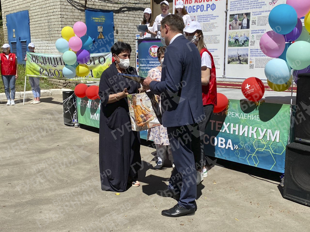 Студентов брянского медтехникума наградили за помощь в борьбе с ковидом