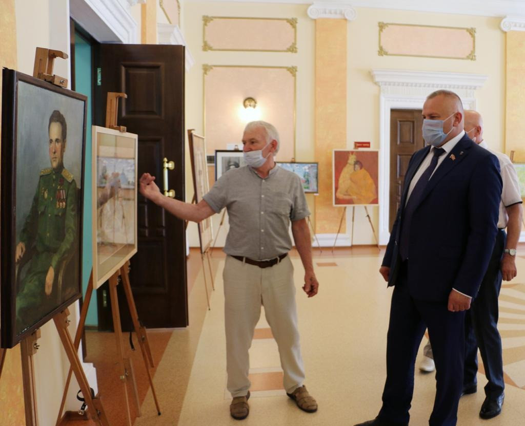 Спикер облдумы Валентин Суббот отметил самобытность брянских художников