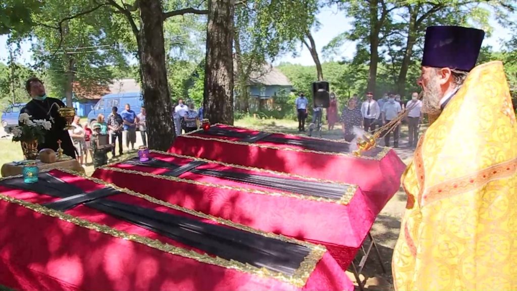 В брянском селе Деменка предали земле останки погибших в войне