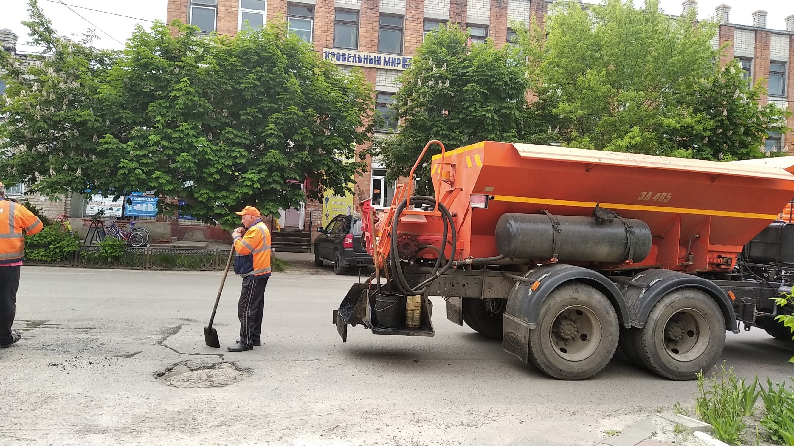 В Карачевском районе продолжается ямочный ремонт дорог