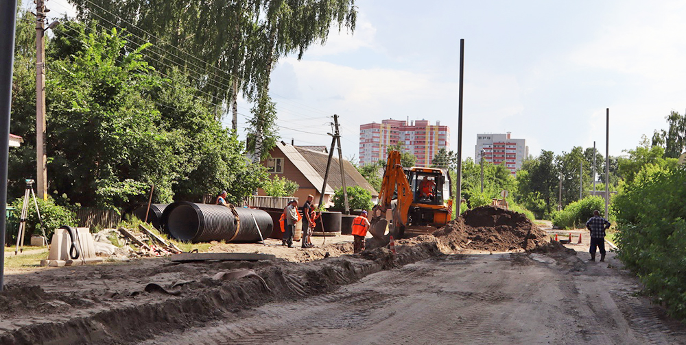 В Брянске на улице Медведева и переулке Металлистов строят ливневую канализацию
