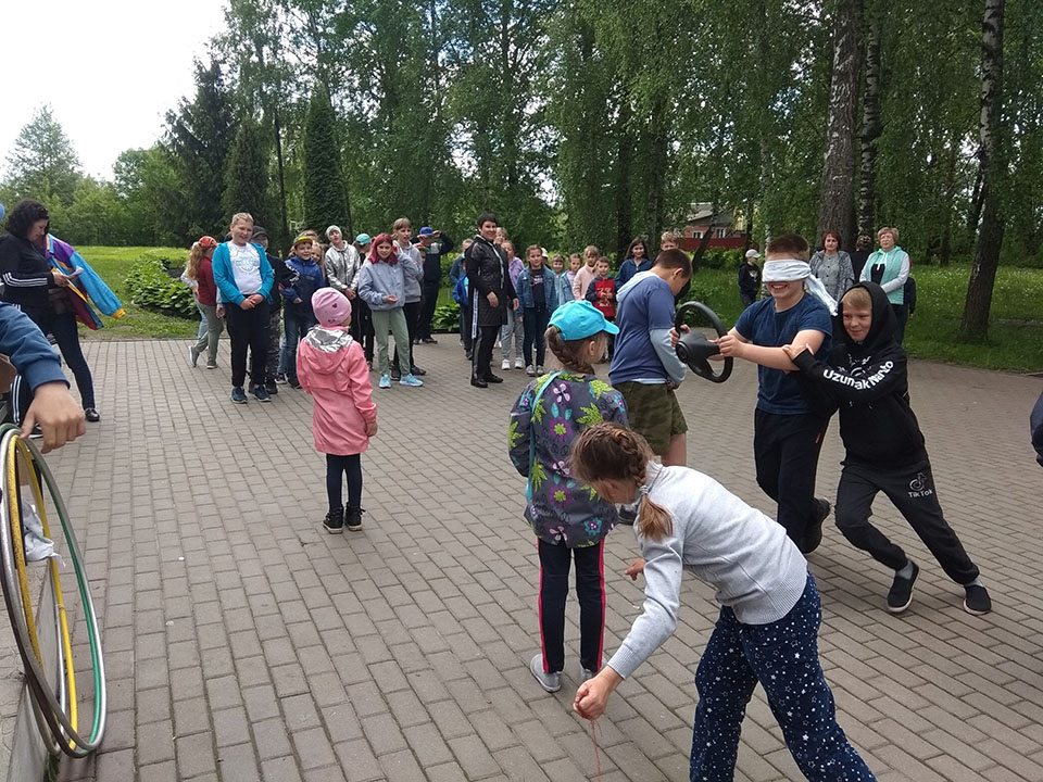 «Возьмемся за руки, друзья»