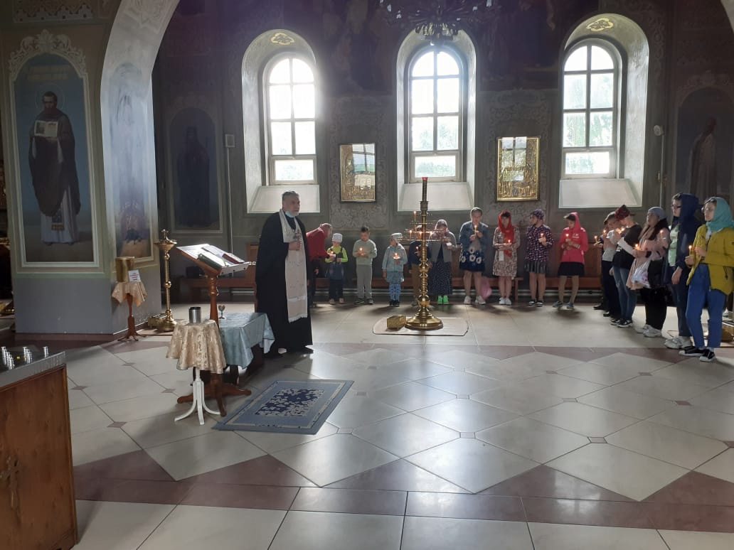 В Никольском храме Карачева был совершен молебен по случаю открытия лагерных летних смен