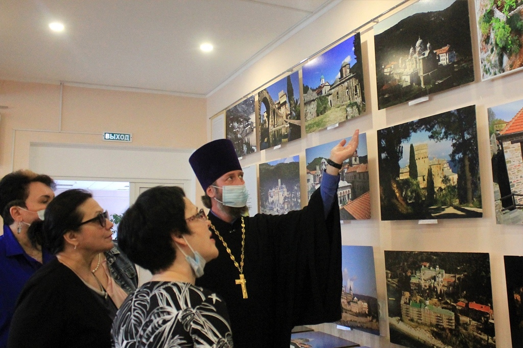 В Карачеве открылась выставка фотохудожника Костаса Асимиса «Наш Афон»