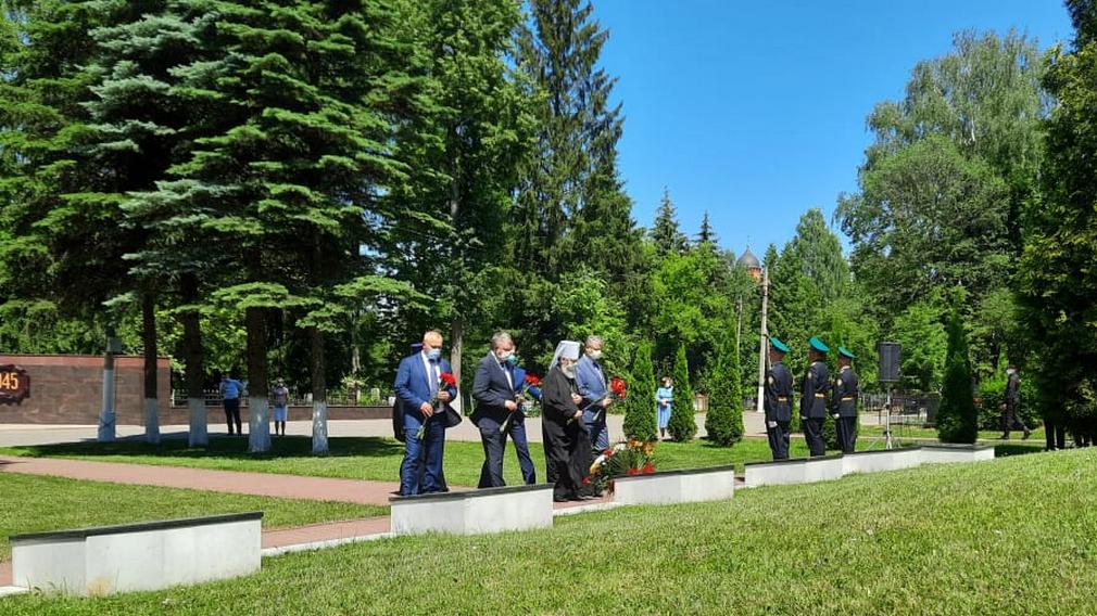Губернатор Александр Богомаз в День памяти и скорби возложил цветы к воинскому мемориалу