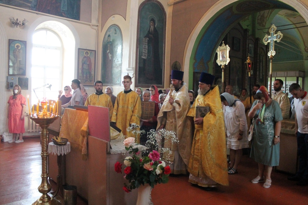 В Карачевском храме во имя Всех Святых состоялось соборное богослужение по случаю престольного праздника