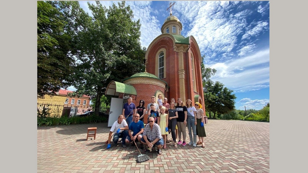 В Брянске волонтеры благоустроили территорию у храма Всех Святых воинов