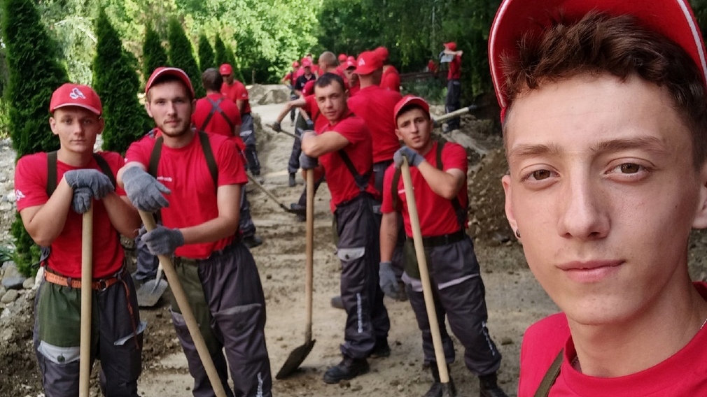 Брянский волонтер Александр Супранов помогает восстанавливать Крым после потопа