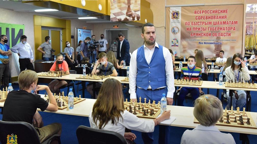 В Брянске сеанс одновременной игры дали гроссмейстеры Ян Непомнящий и Михаил Кобалия