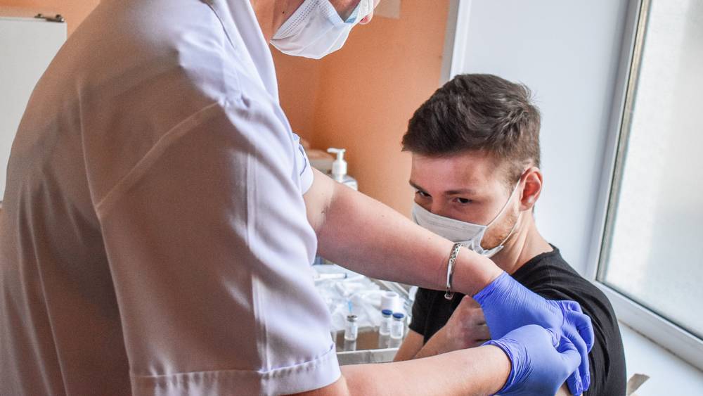 В Брянск доставили 51000 доз вакцины «Спутник V» и 780 доз «КовиВак»