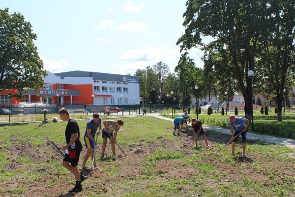 Юные жуковские футболисты провели субботник в обновленном сквере Дружбы