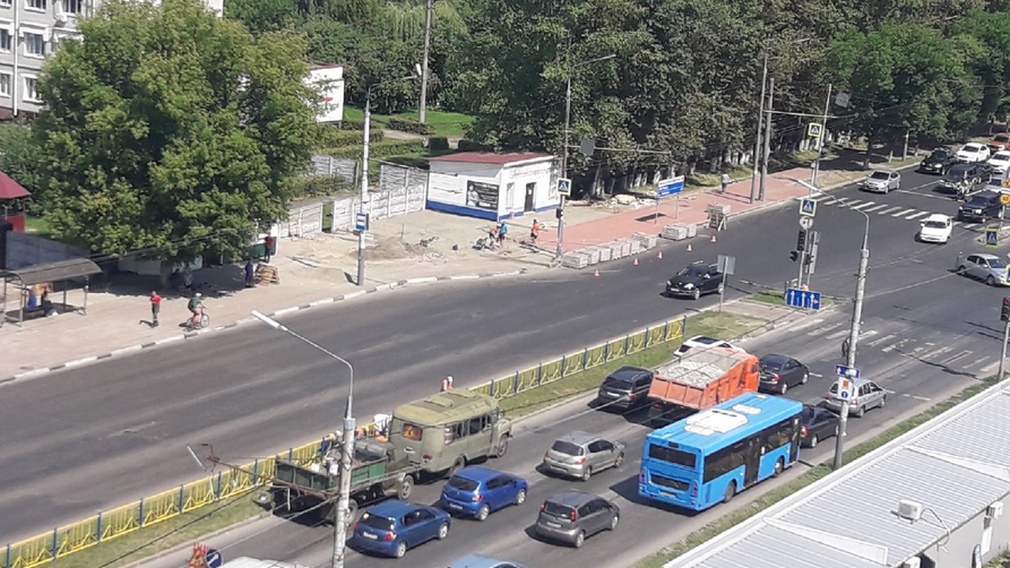 В Брянске возле областной больницы №1 укладывают новую тротуарную плитку